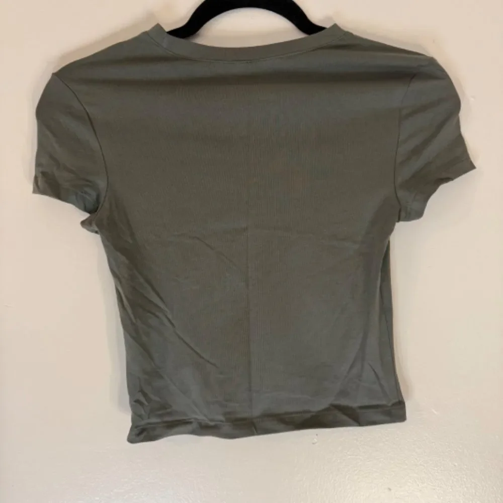 H&M Divided Gray/Green Basic Top - Picture 2 of 3